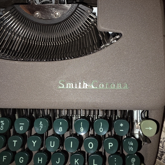 Brown Typewriter - Picture 4 of 5